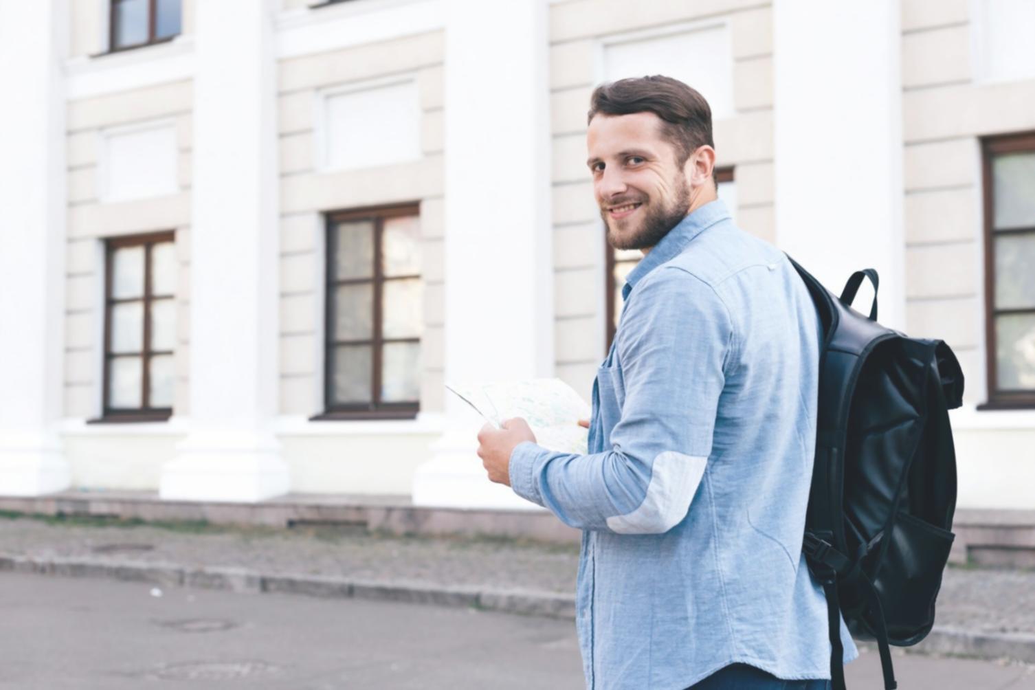 Personne travaillant sereinement sur ses finances personnelles